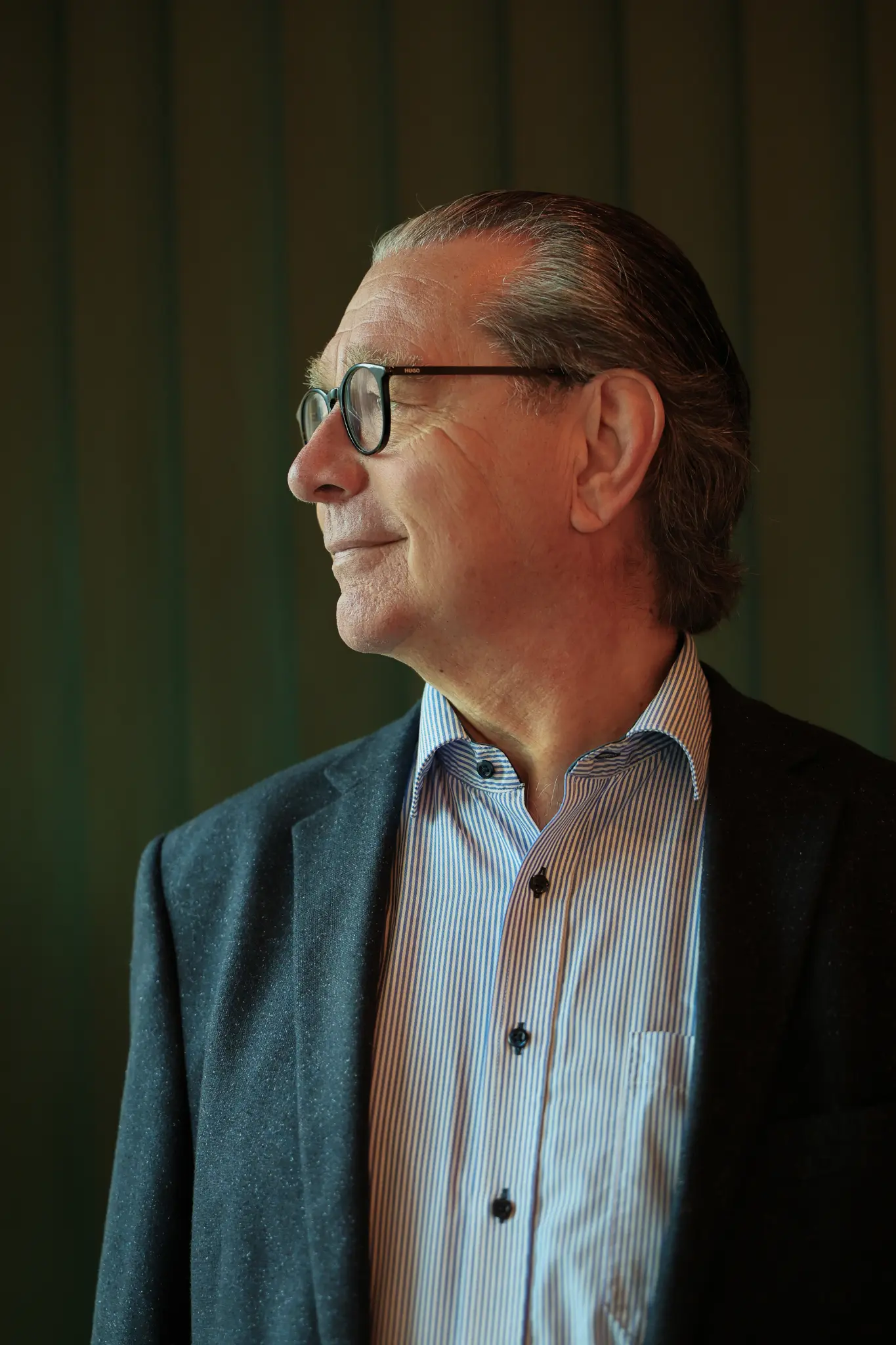 Dr. Hans-Peter Luippold am Fenster